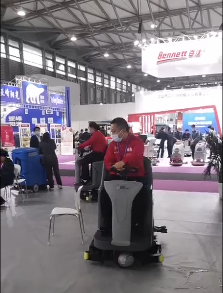 1沐鸣娱乐环保员工蔡红波在竞技比赛中