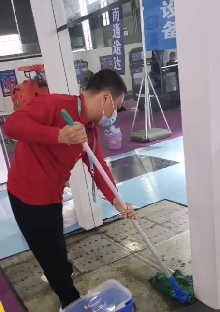 2沐鸣娱乐环保员工赵旺在竞技比赛中