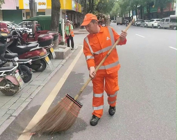 沐鸣娱乐环保：环卫工人张相远1