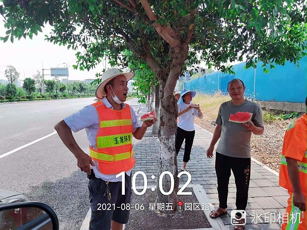 沐鸣娱乐环保重庆分公司给员工送清凉发放慰问物资4