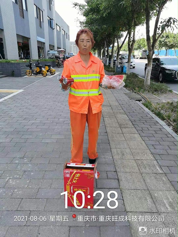 沐鸣娱乐环保重庆分公司给员工送清凉发放慰问物资5