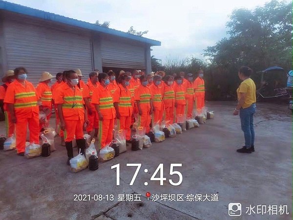 沐鸣娱乐环保重庆分公司给员工送清凉发放慰问物资3