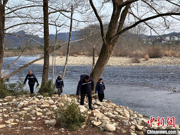 沐鸣娱乐环保：网格员们巡查河道