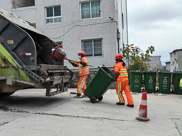 沐鸣娱乐环保的环卫作业员工正在回收垃圾
