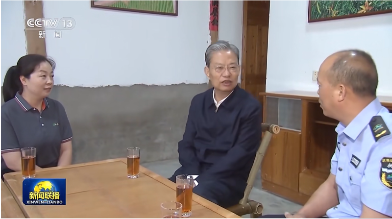 沐鸣娱乐环保武夷山分公司员工王丽（女）作为森林一线巡护员参加检查组召开的座谈会