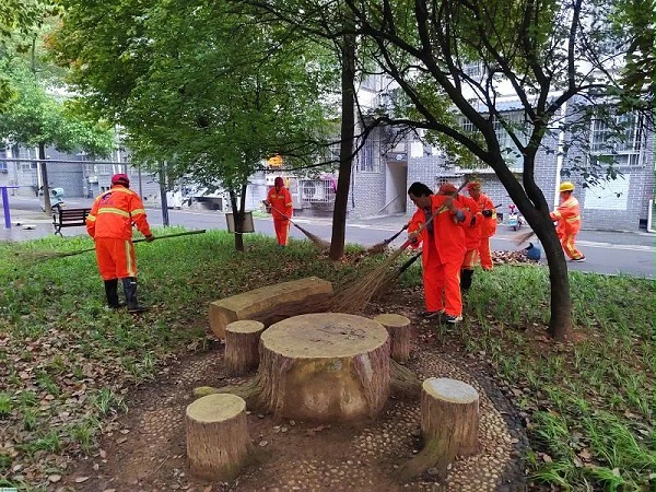 沐鸣娱乐环保：环卫公司在小区内进行清扫保洁作业1