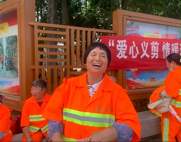 沐鸣娱乐环保为环卫工人义剪