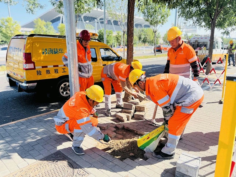 沐鸣娱乐环保：作业人员第一时间对破损路面进行维修2