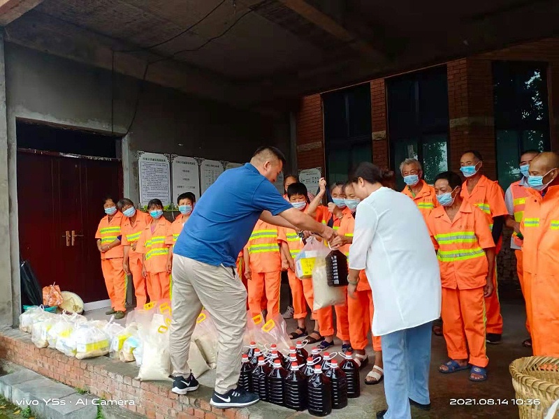 沐鸣娱乐环保重庆分公司给员工送清凉发放慰问物资