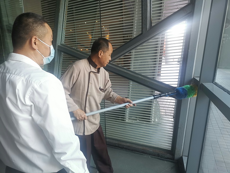 沐鸣娱乐环保-保洁作业中