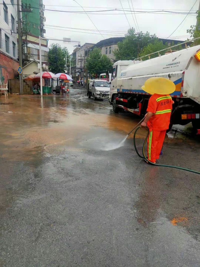 沐鸣娱乐环保：大雨过后的道路冲洗
