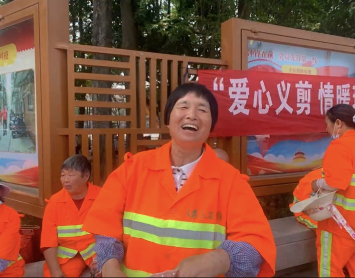 沐鸣娱乐环保为环卫工人义剪