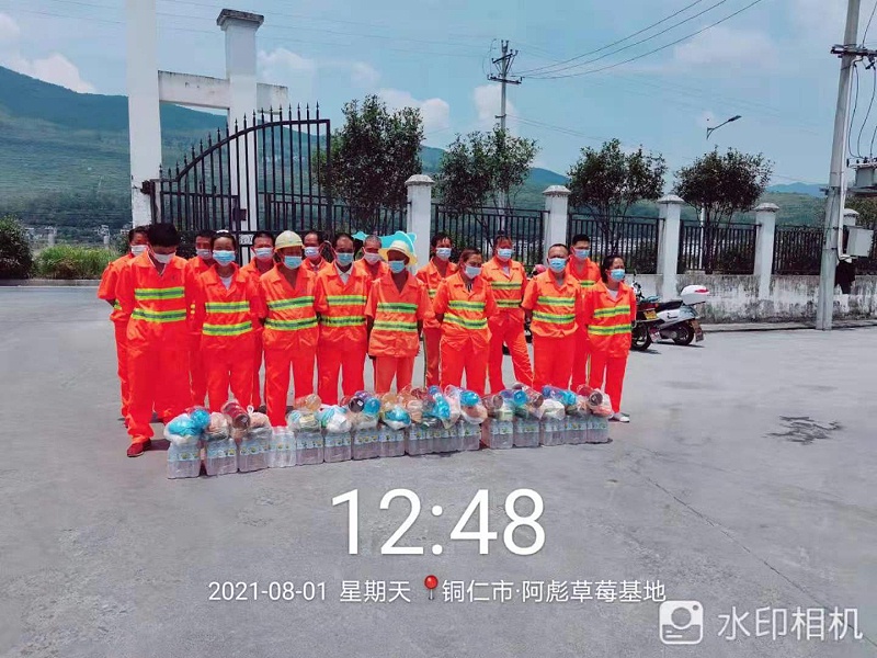 沐鸣娱乐环保思南分公司向员工发放降温慰问品3