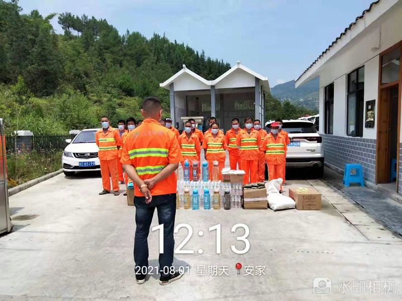 沐鸣娱乐环保思南分公司向员工发放降温慰问品2